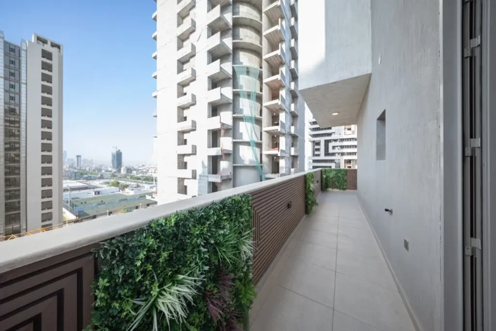 Spacious balcony with skyline view in a serviced apartment near KAFD with balcony